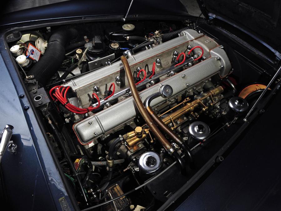 Моторный отсек Aston Martin DB6 Volante 1967 года  (фото 7 из 9)